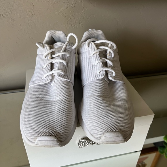 Nike White Roshe 1 Sneakers • Size Women’s 8 - Picture 4 of 9
